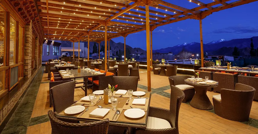 Zasgyath Dining 