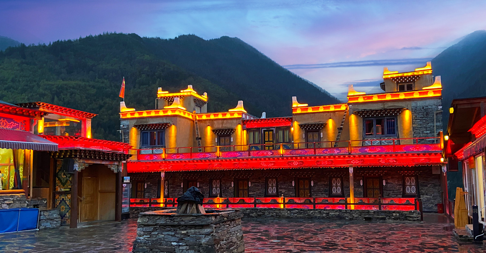 Jiarong Tibetan Qingcheng Hotel at night