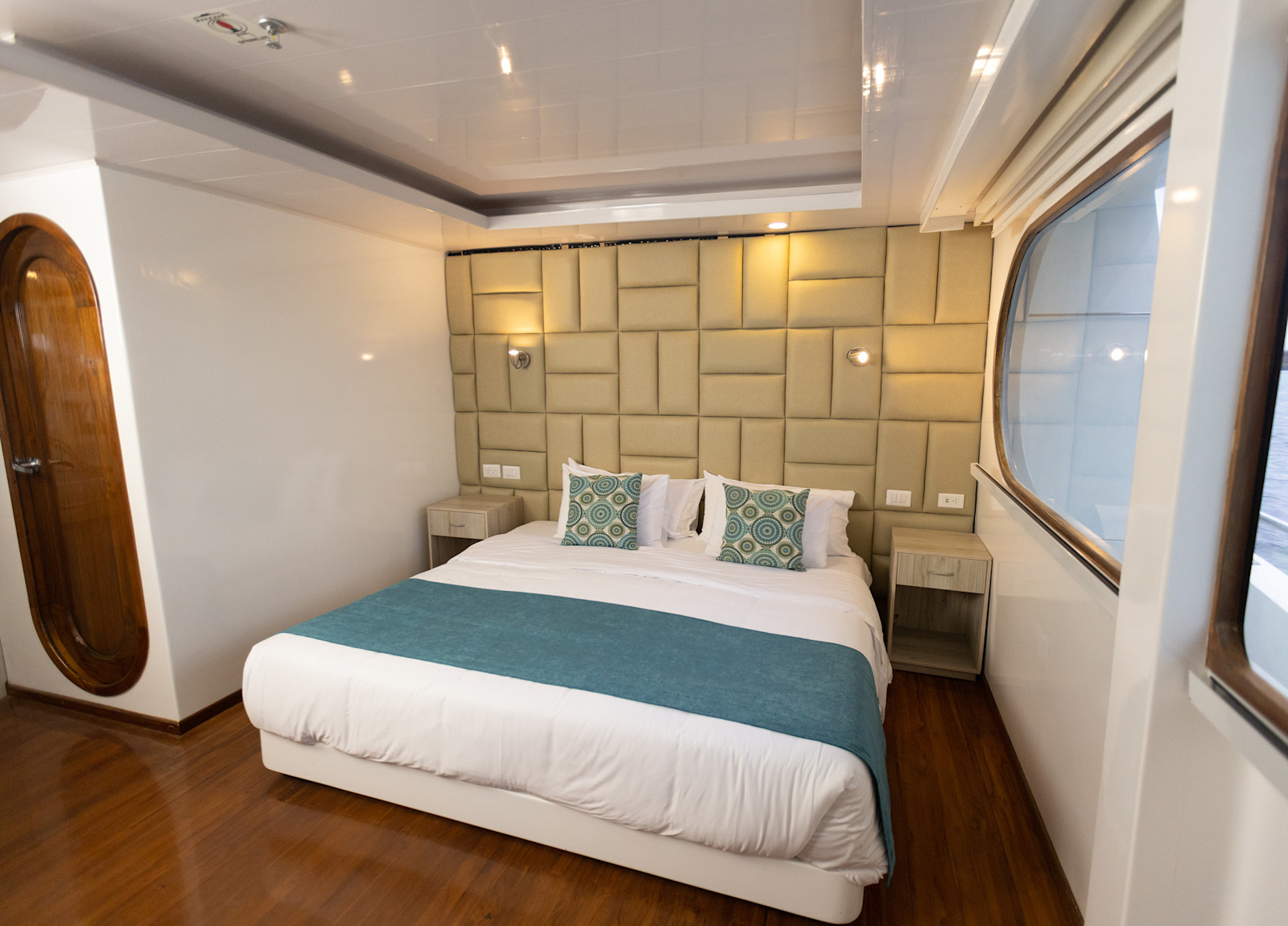 Guest cabin interior, category 1 aboard the M/C Natural Habitat Petrel