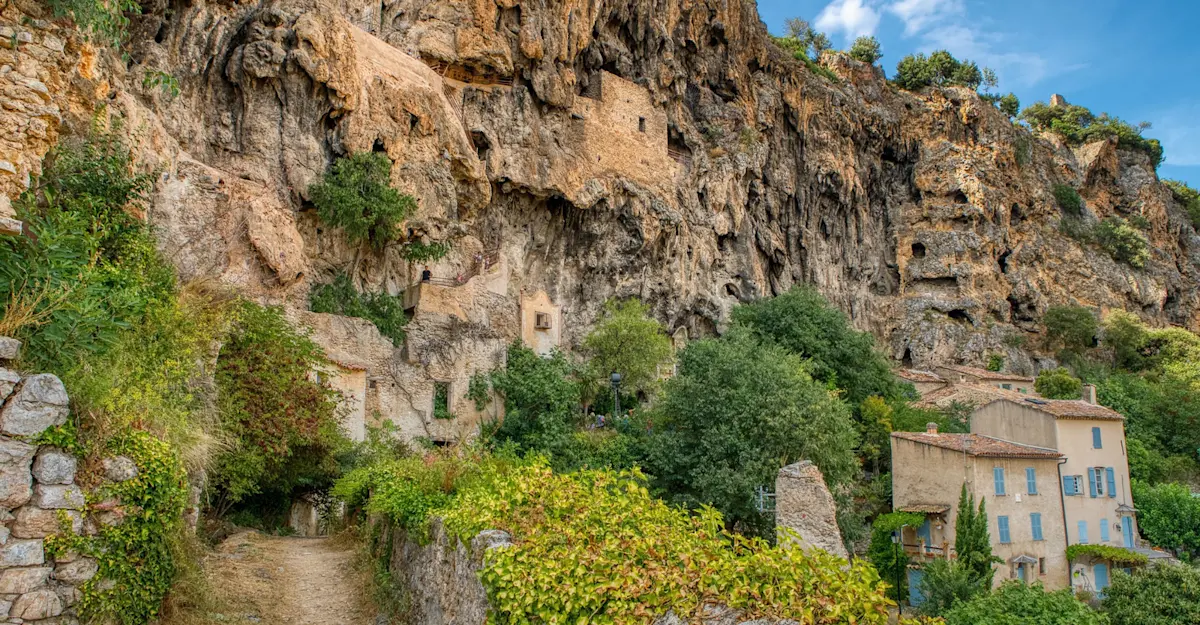 Cliff dwellings, Cotignac