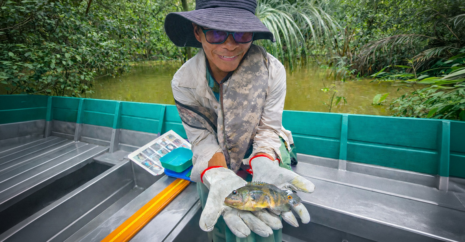 EW-AmazonRiver-FishCatch-RenataHaas