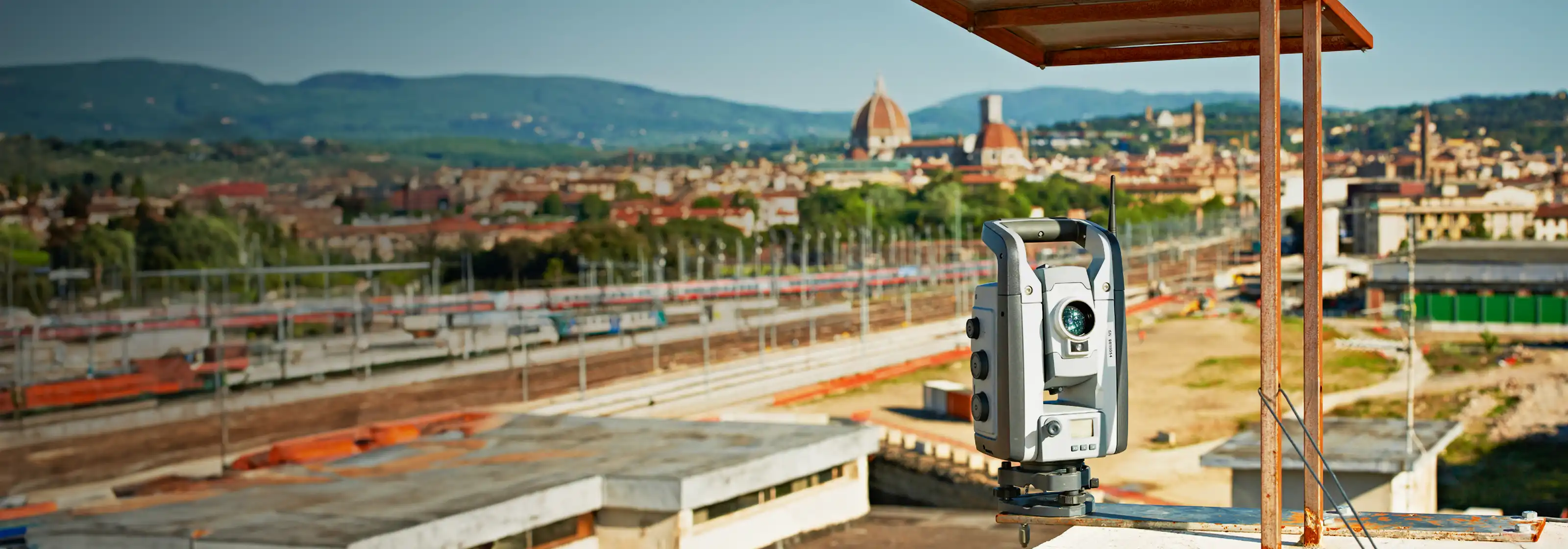 Eine Trimble-Überwachungslösung wird auf einer Baustelle eingesetzt.