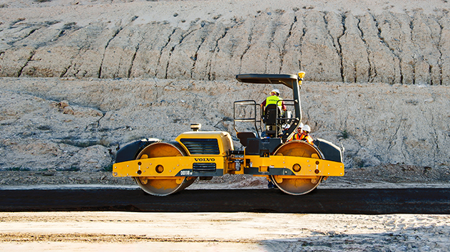Volvo asphalt compactor with Trimble Earthworks compacting new asphalt surface