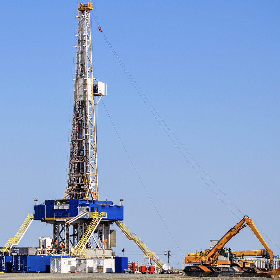 Eine große Bohranlage ragt hoch in den Himmel