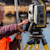 测绘人员正在从 Trimble S 系列全站仪支架上拆下 Trimble T70 平板电脑