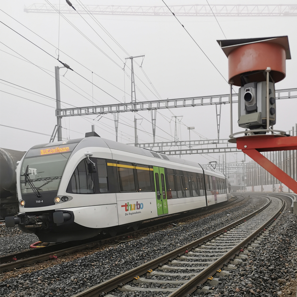 Trimble S9 全站仪安装在铁路轨道附近