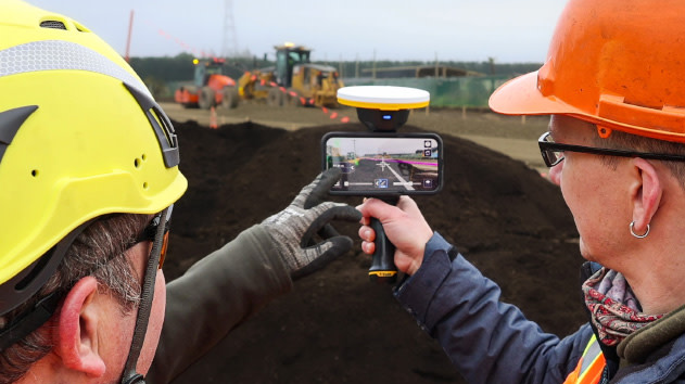 Two surveyors collaborating while using sitevision on a mobile device