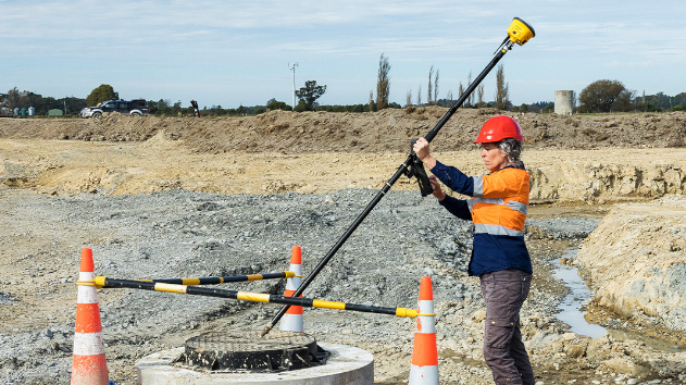 Construction worker using tilt compensation with a trimble antenna