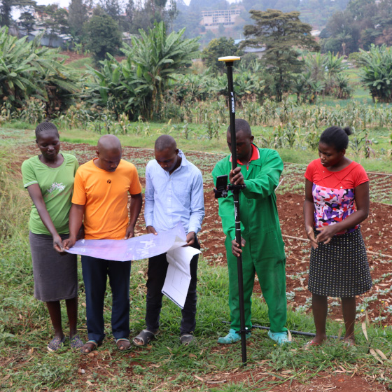 两名女性和三名男性在非洲使用 Trimble Catalyst DA2 GNSS 系统进行土地管理项目。