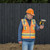 Topógrafo con un casco y ropa reflectante naranja, sujetando un mango Trimble HPS2.
