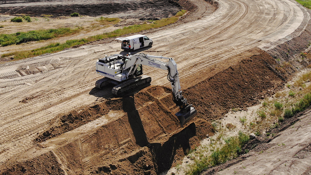 Trimble Earthworks excavator with automatics on a project constructing a new highway