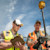 Zwei Standortinspektoren vergleichen Berichtsdaten auf einem Trimble TSC7-Feldrechner.