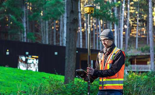 homme réalisant des levés dans la forêt