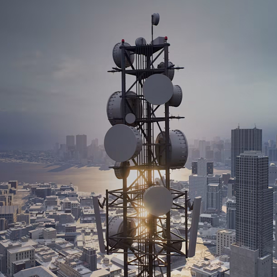 一座多天线通信塔巍然矗立于城市天际线前方