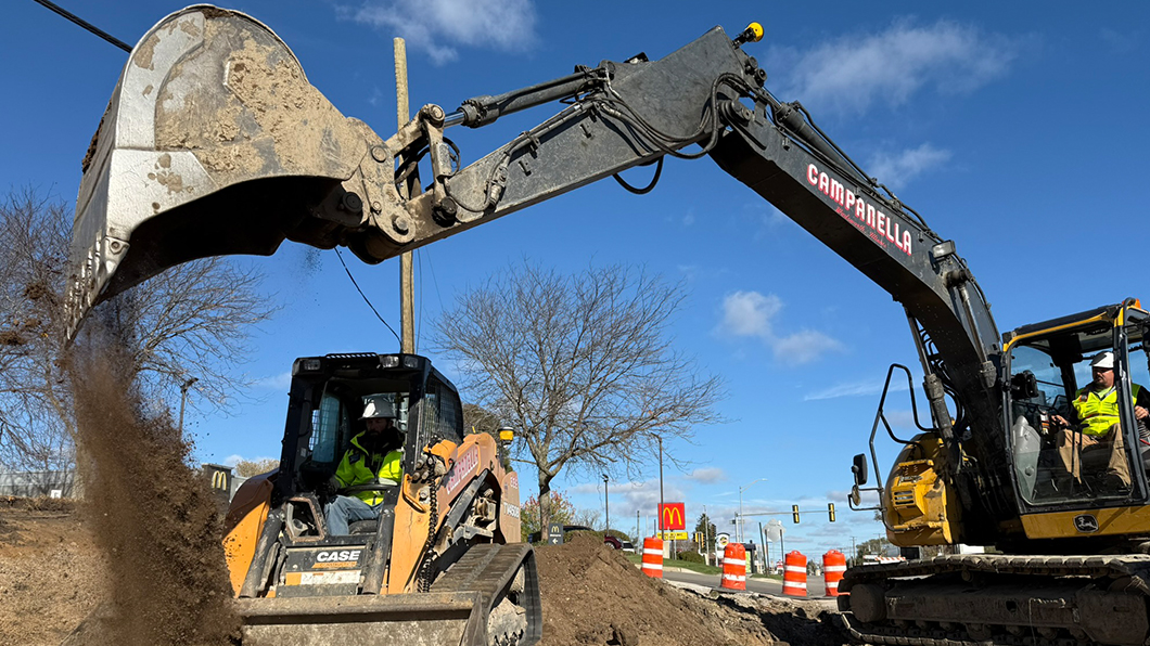 Excavator using Trimble Earthworks working alongside a compact machine