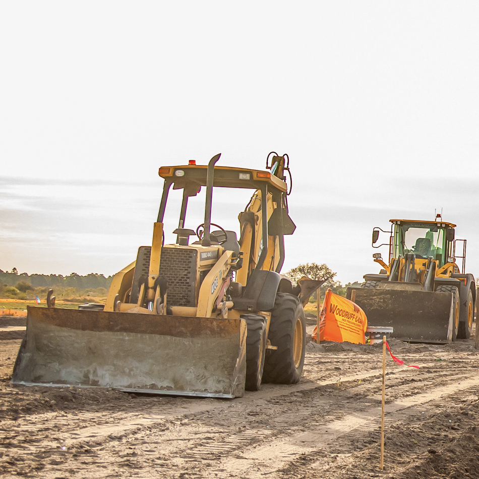 Cuadrilla de construcción trabajando en una obra vial.
