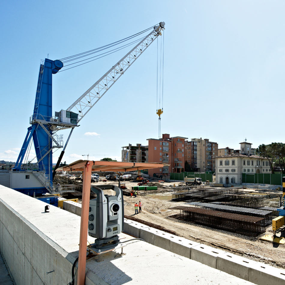 Trimble S9 全站仪安装在建筑工地附近