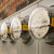 Imagen de tres medidores de consumo eléctrico en una pared.