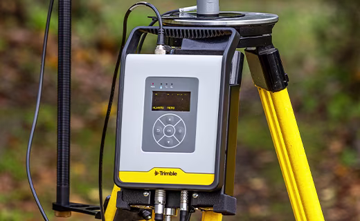 Radio Trimble TDL450B UHF en un trípode