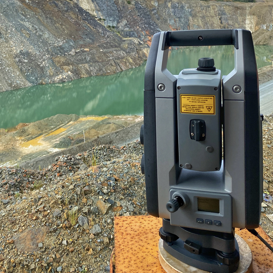 Totalstation der Trimble S-Serie in einem Steinbruch aufgestellt