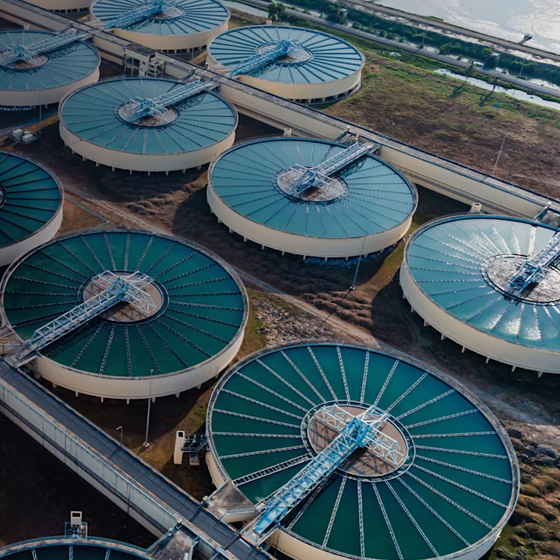 一座规模宏大的水处理设施，林立众多大型储罐