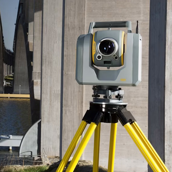 Station totale et scanner Trimble SX12 placés sous un pont en béton