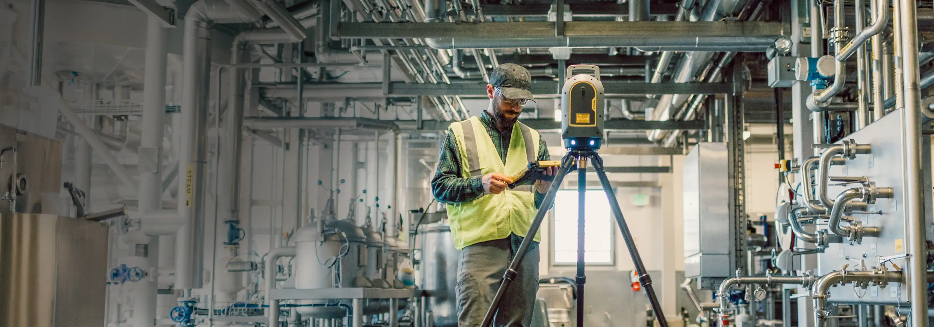 X9 dans une usine avec surveillance humaine