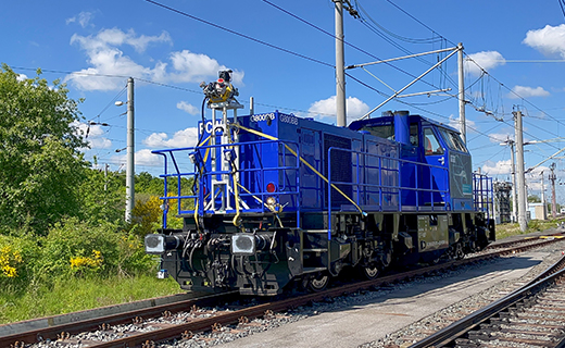 Sistema de mapeo móvil Trimble MX9 en el frente de un tren.