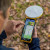 Colector de datos Trimble TDC6 montado en el accesorio Trimble Catalyst Handle, con software Trimble TerraFlex en la pantalla.