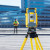 Trimble S5 mit Vermessungsfachkraft im Hintergrund