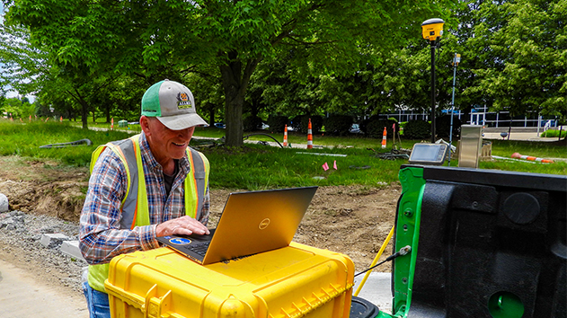 Construction worker using Trimble WorksManager software to resolve an onsite issue