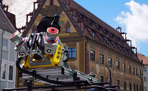 Trimble MX90 auf dem Dachträger eines Autos in einer europäischen Stadt.