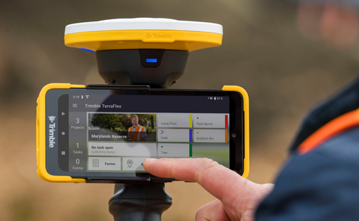 Field user using the Trimble HPS2 handle showing Trimble TerraFlex running on the Trimble TDC6 data collector screen.