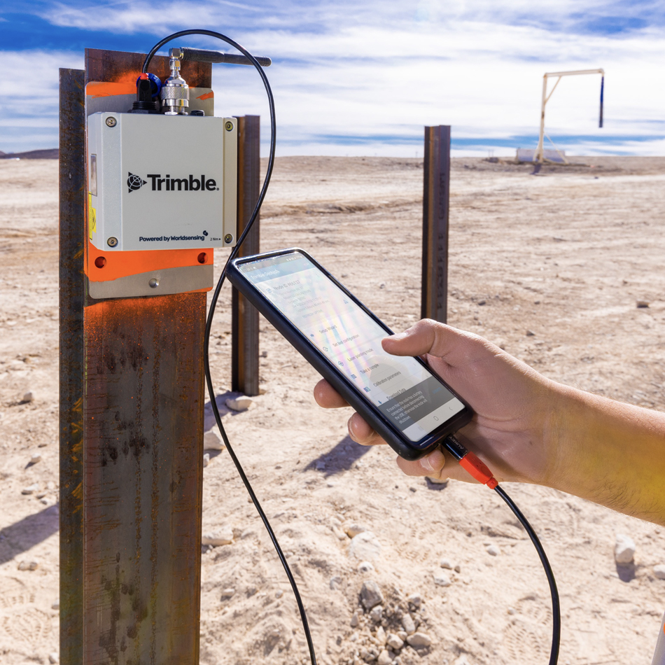 作业人员正在使用架设于工地的 Trimble Zephyr 3 大地测量天线