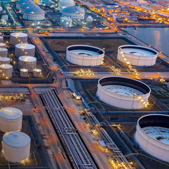 Vue aérienne de plateformes pétrolières et d'installations gazières, illustrant l'ampleur du secteur de l'énergie