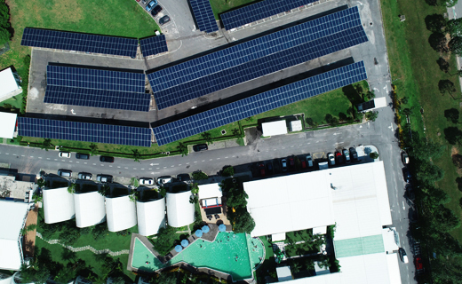 photo aérienne d'une installation solaire
