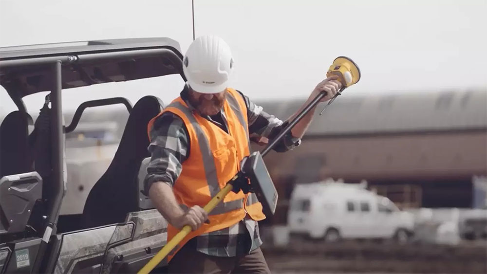 Construction worker capturing accurate points on uneven ground using the Trimble Siteworks machine guidance module with tilt compensation