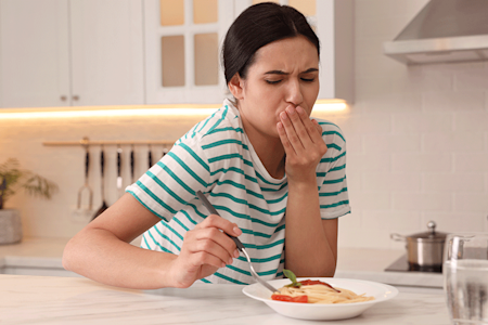 Eating causes intense mouth pain for woman with oral lichen planus