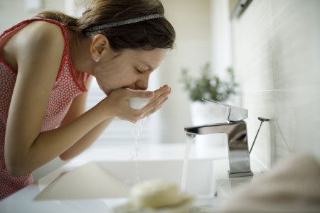 người phụ nữ rửa mặt