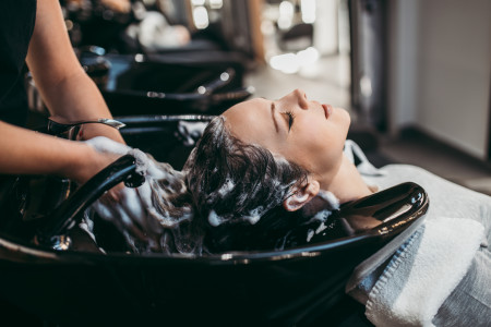 Example of a situation where dry skin can cause stinging sensation: Hair being washed at a hair salon.