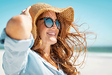 Woman with beach hat and sunglasses