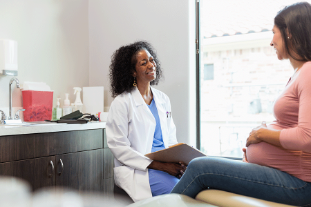 Dermatologist teaches a pregnant patient how to treat eczema during pregnancy.