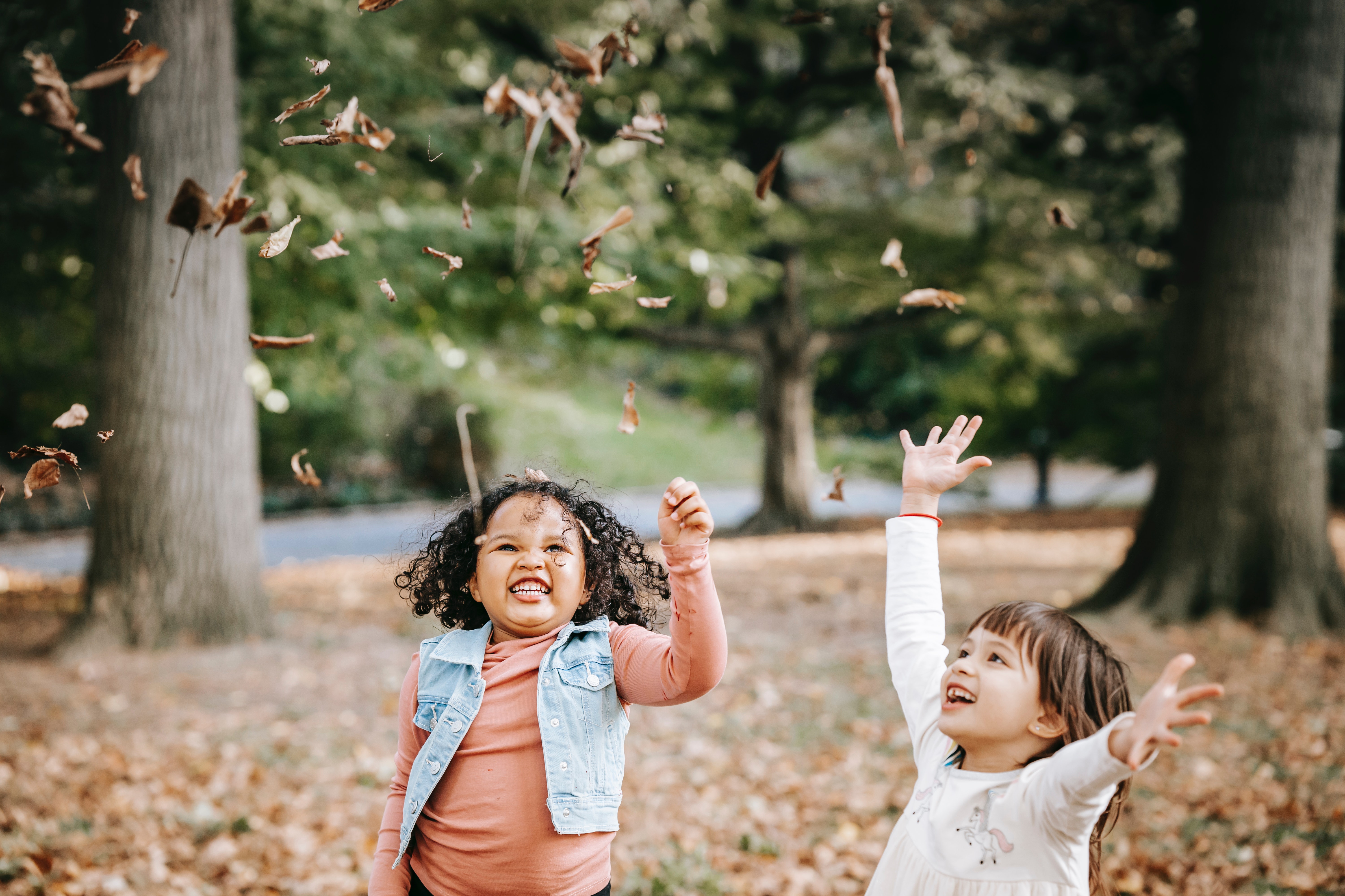 Happy children. Ребенок кидает. Ребенок взволнован. Как дети осень выручали.