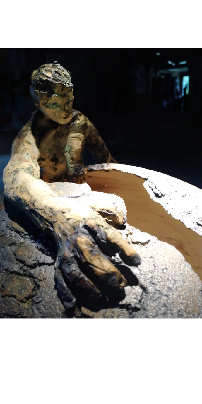 Bilder und Skulpturen von Moni Stein ungewöhnlich präsentiert: im Sägewerk Köcher bei Unterwössen