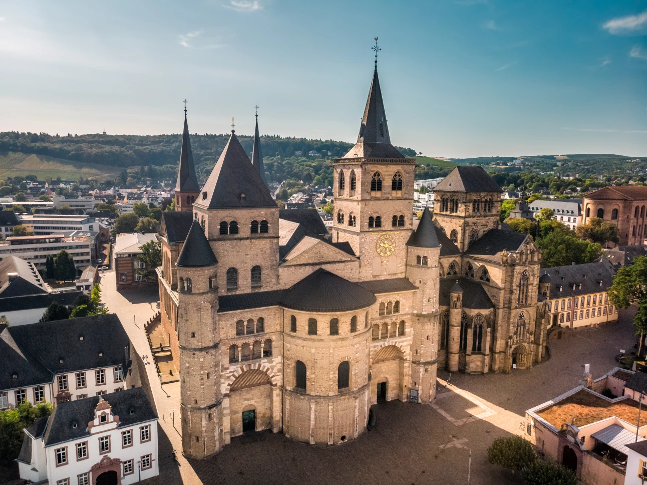 Betonplastiken verbinden das Leiden Jesu mit gegenwärtigem Elend