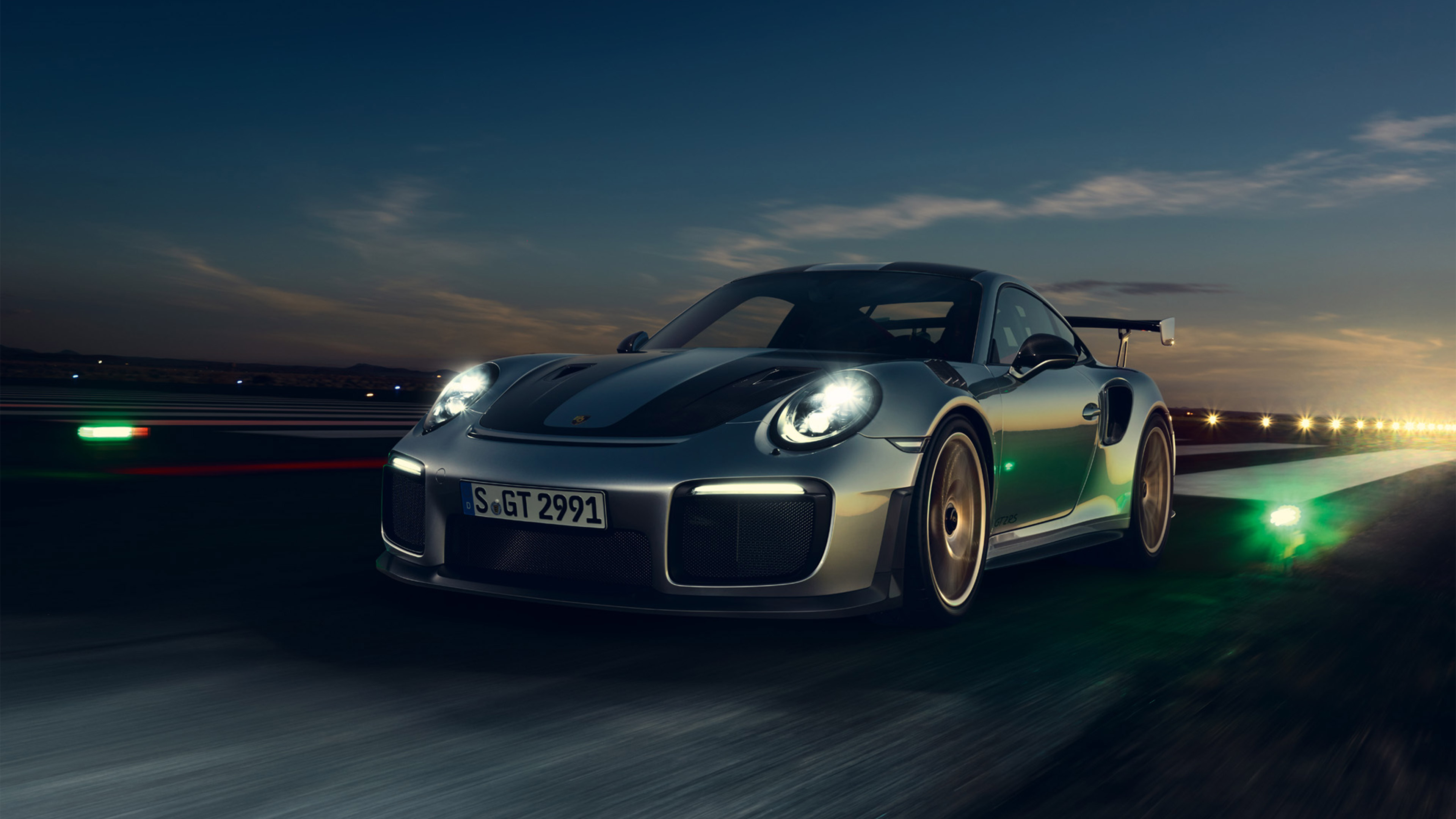 Porsche GT2RS カタログ Porsche 911 GT2 RS Features and Specs