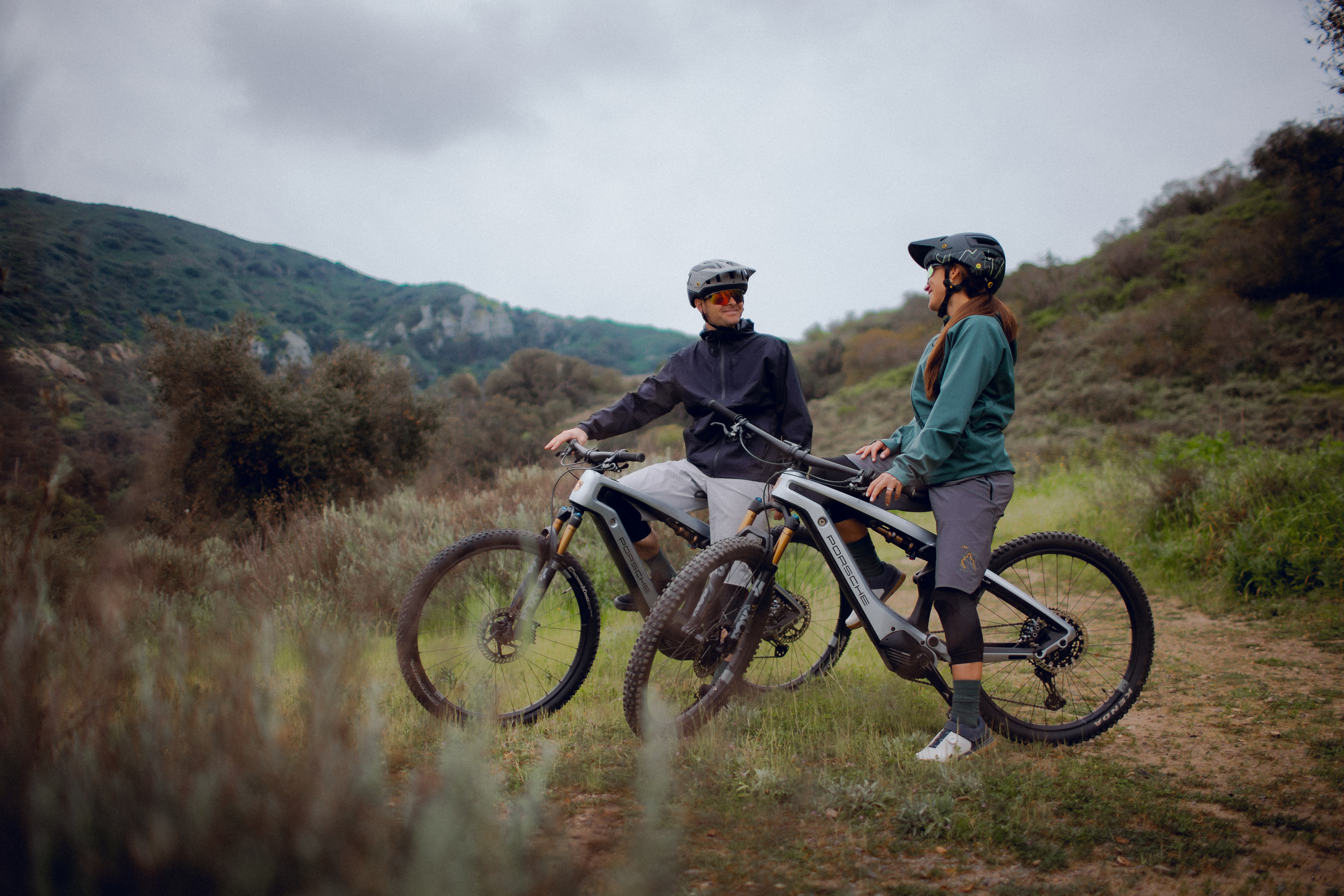 VTT Porsche Bike FS Evolution gris foncé métal à l'échelle 1/10 - Welly 12265 4013594122658