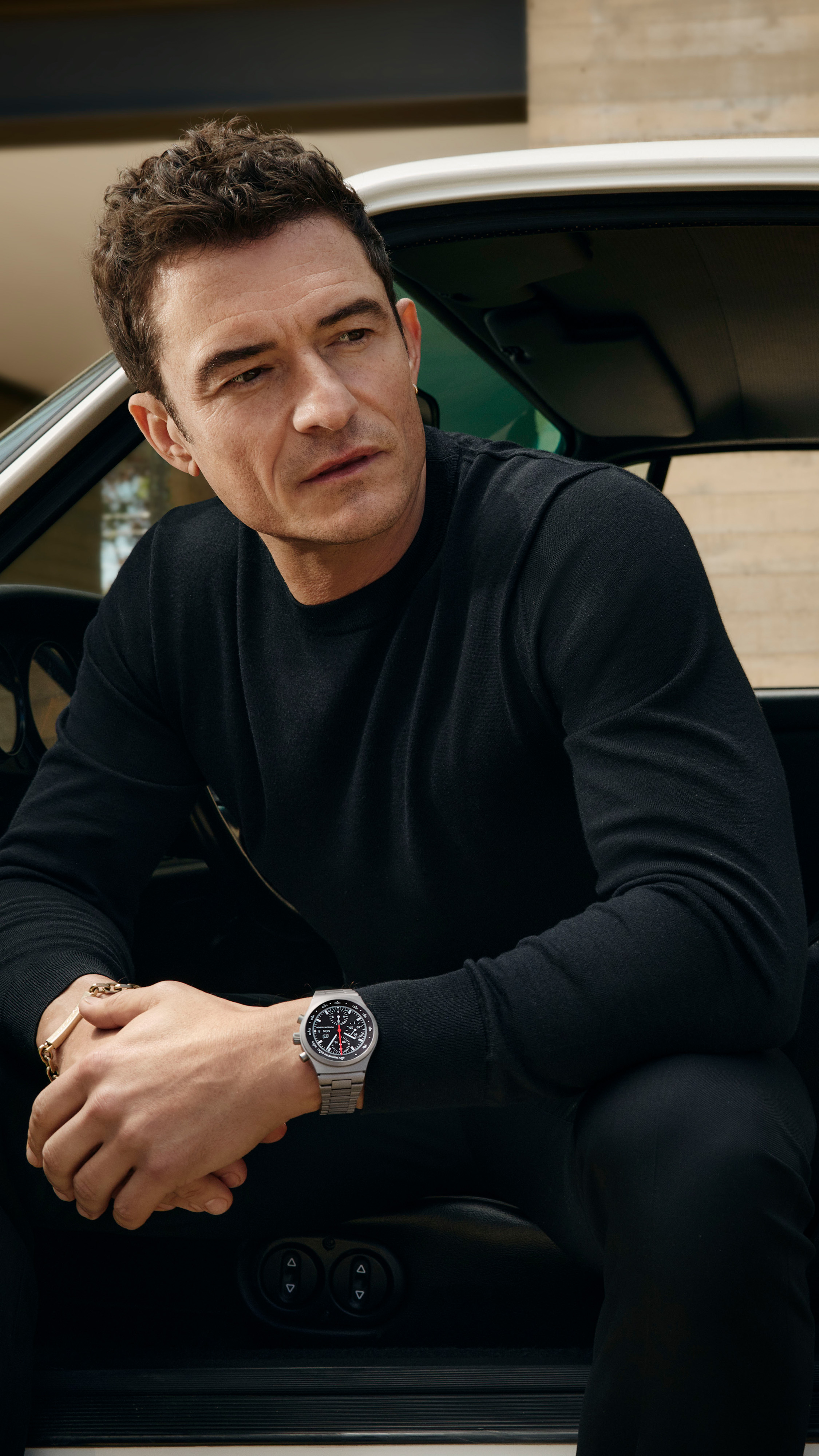 Orlando_Bloom_is_sitting_in_a_