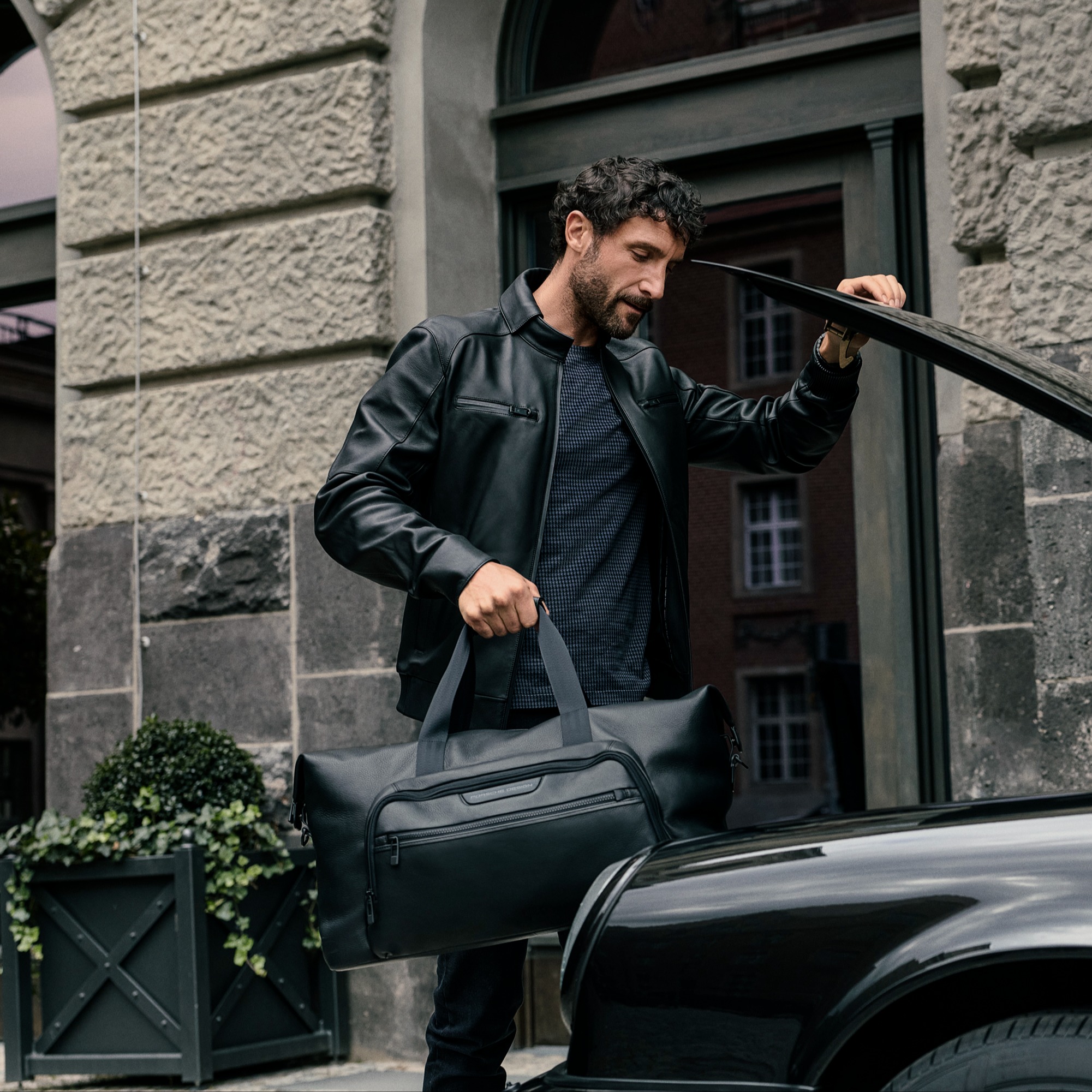 Sac Bandoulière Porsche Design – Cuir Noir – Style Roadster – Occasion Très Bon état