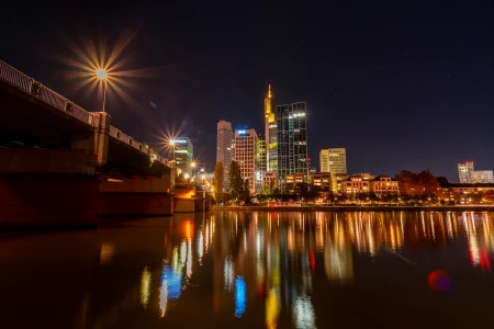 Skyline Frankfurt in der Nacht.